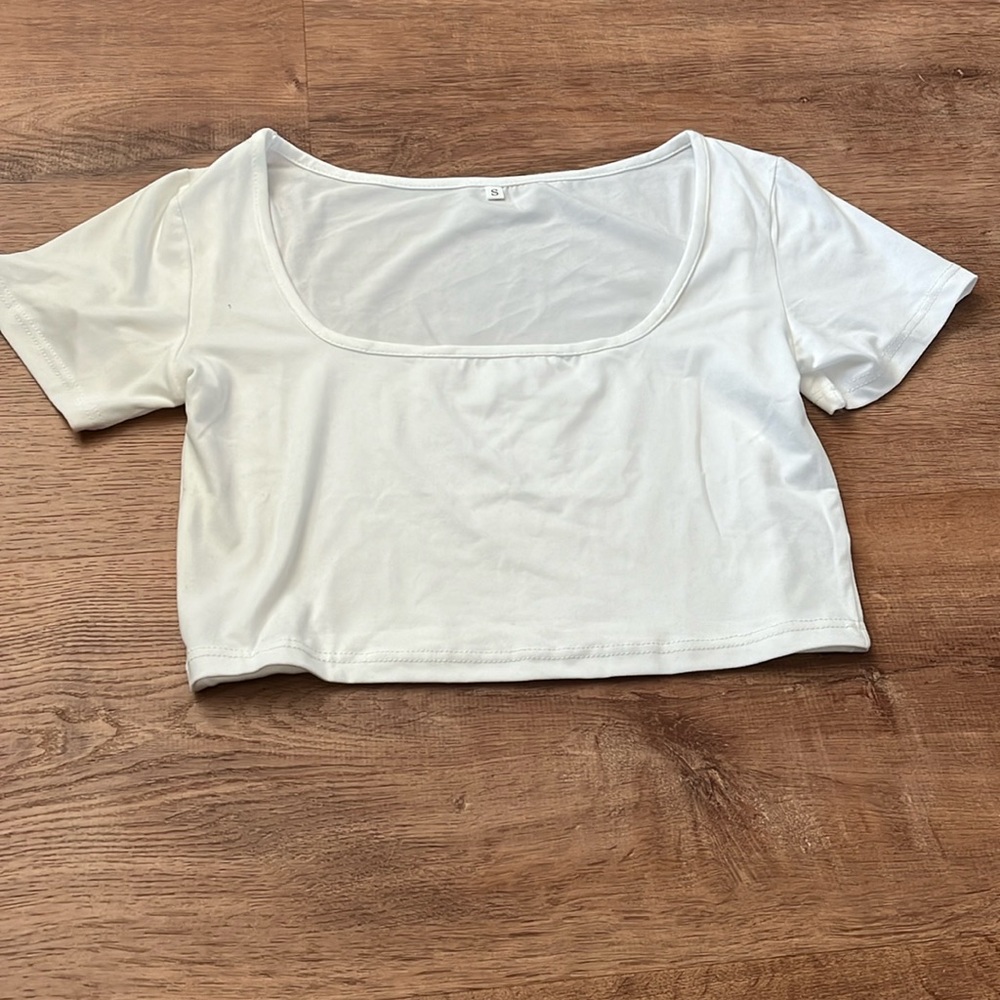 Women’s square neck tee shirt in size small